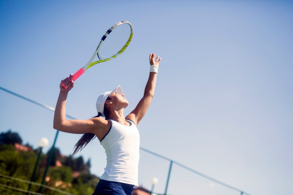テニスの試合をする女性
